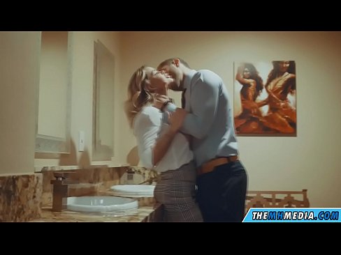 ❤️ Kui rinnakas blondiin võrgutab sind avalikus tualettruumis ❤️ Porno at us ﹏